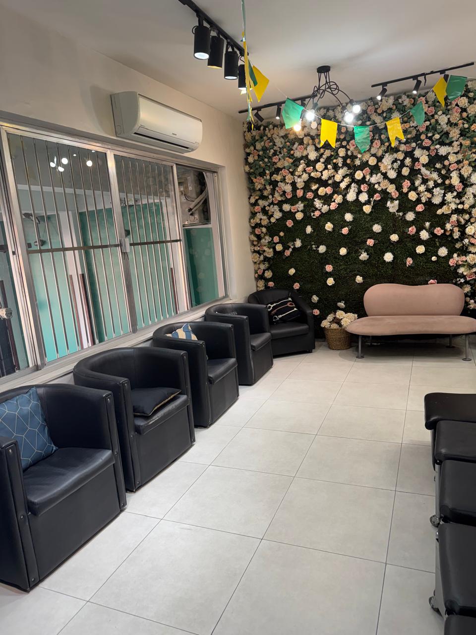 Lounge com parede de flores do Belezaria ProvoQ