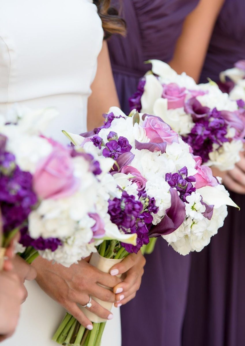 Buquês de madrinhas em tons de roxo e branco